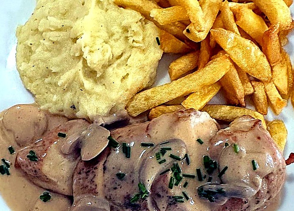 Viande sauce aux champignons et frites maison
